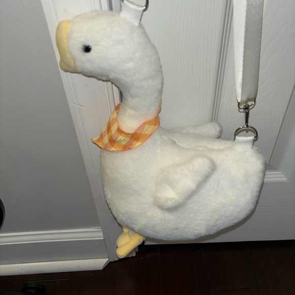 POCKETBOOK GOOSE TO HOLDS CHILDS TREASURES 12”H ZIPPER ADJUSTABLE STRAP - Picture 8 of 14